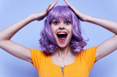 Zarif ve neşeli bir kız. Moda tarzı bir portre. 