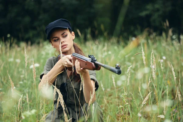 Woman on outdoor Shelter with a weapon in hand is a lifestyle — Stock Photo, Image