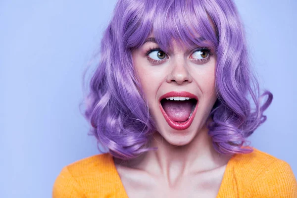 Zarif ve neşeli model kahverengi gözler izole edilmiş arka plan