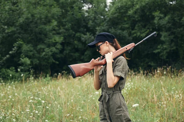 Mulher ao ar livre Arma caça estilo de vida viagens macacões verdes — Fotografia de Stock