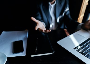 Dizüstü bilgisayar teknolojisi iletişim resmi yaşam tarzı üzerinde çalışıyorum.