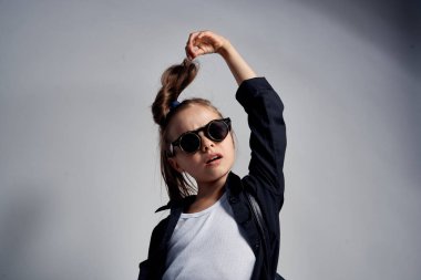 Çocukluğunda güneş gözlüğü takan sevimli liseli kız okulun ışık geçmişini öğreniyor.