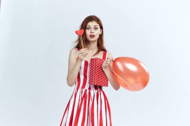 Kırmızı balonlu neşeli kadın çizgili elbisesi açık arka planlı eğlenceli tatil