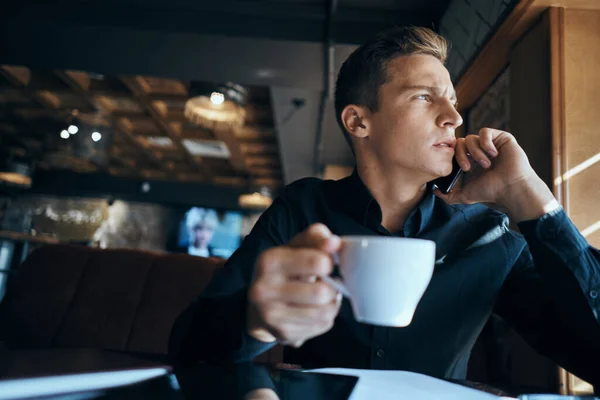 Affärsman frilansare arbetar i ett café bärbara datorer kommunikation telefon room manager modell — Stockfoto