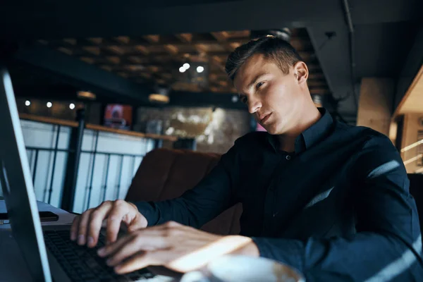 Affärsman frilansare arbetar i ett café bärbara datorer kommunikation telefon room manager modell — Stockfoto