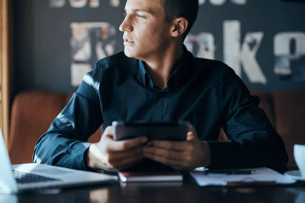 Homem de negócios freelancer com laptop no café na mesa gerente documentos xícara de café modelo — Fotografia de Stock