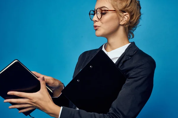 Femme d'affaires avec des documents sur fond bleu geste avec les mains Espace de copie — Photo