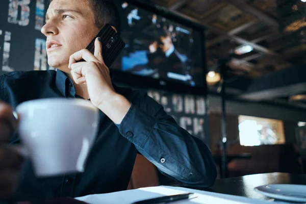 Uomo d'affari con una tazza di caffè in un caffè emozioni lavorano in ufficio stress irritabilità direttore — Foto Stock