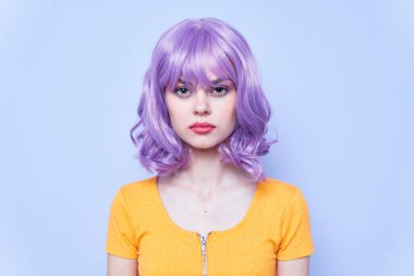 Zarif ve neşeli model kısa saç mavi arka plan