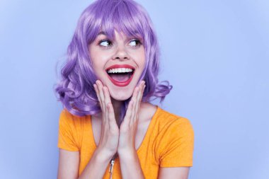 Şatafatlı ve mutlu kadın kısa saç partisi yeri