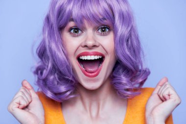 Zarif ve neşeli model, kısa saçlı, boş zaman. 