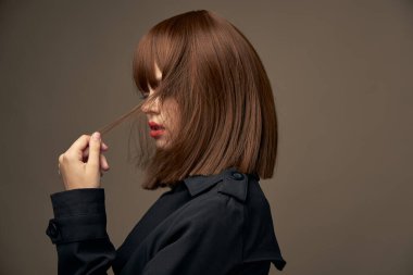 Güzel model Avrupalı görünümü şık kıyafet kenarı görünümü