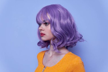 Zarif ve neşeli model. Kısa saç, izole edilmiş arka plan.