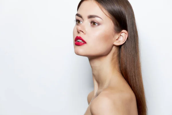 Fille soins de la peau glamour épaules nues lèvres rouges studio — Photo