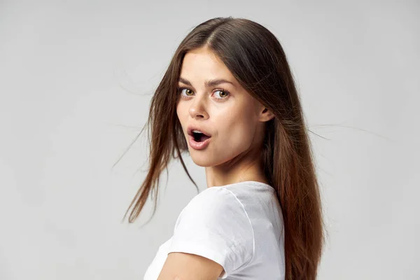 Женщина с открытым ртом эмоция белая футболка длинные волосы — стоковое фото