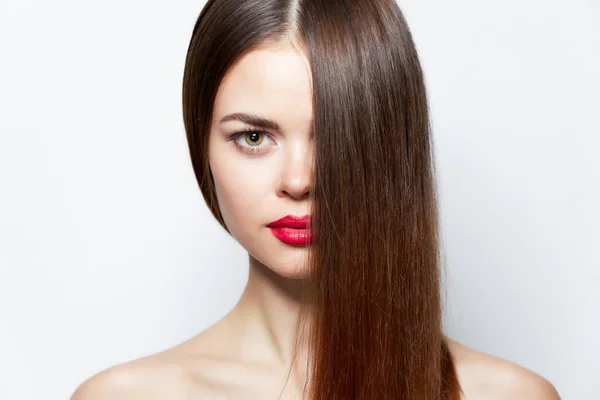 Mädchen Rote Lippen attraktiv aussehen Haare bedecken das Gesicht Hautpflege — Stockfoto