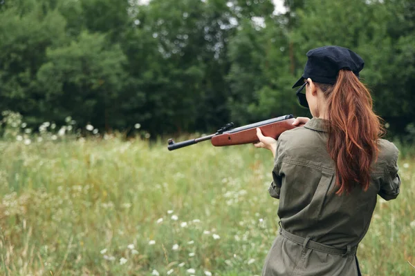 옥외 무기를 가지고 있는 여자, 녹색 나뭇잎을 사냥하는 신선 한 공기 — 스톡 사진