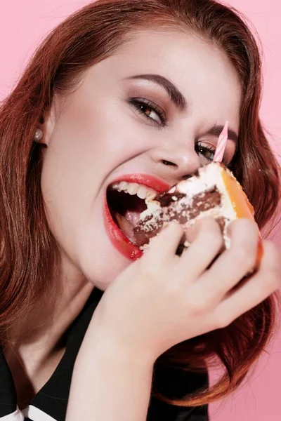 Mujer comiendo pastel deleite postre dieta comida glamour modelo — Foto de Stock