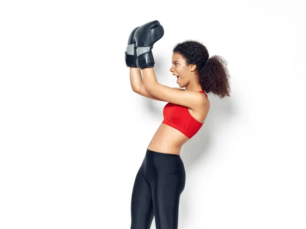 Sportieve vrouw bokshandschoenen training raken — Stockfoto