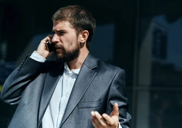 Geschäftsmann im Anzug telefoniert im Freien — Stockfoto