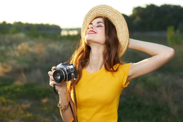 Wanita melihat ke atas mata topi kamera tertutup Kaos kuning sifat alami — Stok Foto