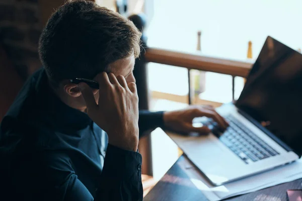 Uomo d'affari freelance con computer portatile in caffè al direttore di tavolo documenta la tazza di modello di caffè — Foto Stock