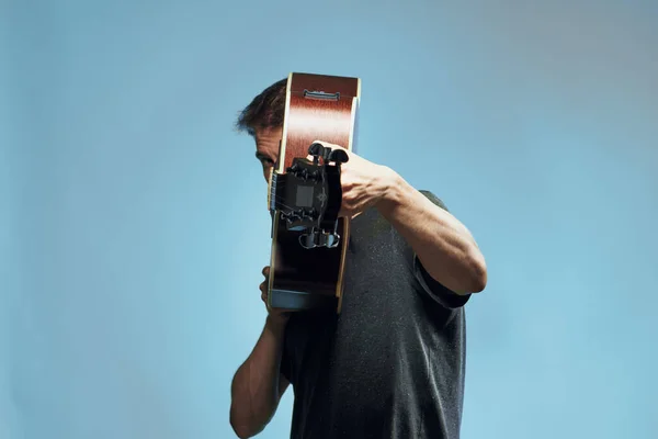 Homem com guitarra na mão música performance formação fundo azul — Fotografia de Stock