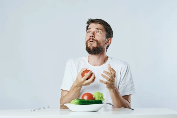 Hombre en una camiseta blanca verduras dieta y estilo de vida vegetariano — Foto de Stock