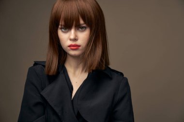 Romantik bayan açık tenli siyah ceketli fotoğraf stüdyosu