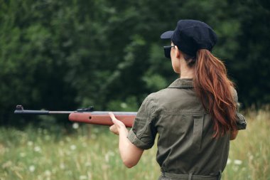 Yeşil tulumlu, dış görünüşlü, yeşil tulumlu bir kadın.