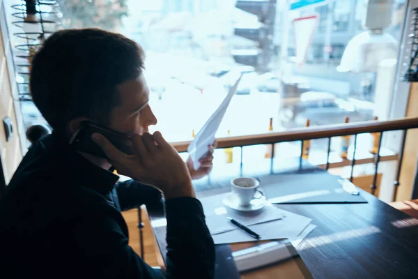Homem de negócios freelancer trabalhando em um modelo de gerente de sala de telefone de comunicação de laptops café — Fotografia de Stock