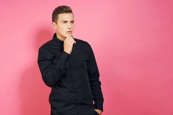 Homem em gestos camisa preta com as mãos estilo de vida rosa isolado fundo — Fotografia de Stock