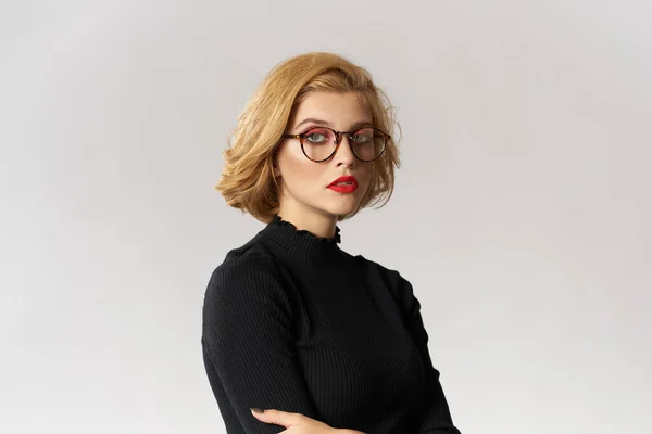 Blondes Mädchen mit Brille rote Lippen schwarze Bluse ausgeschnitten Ansicht Glamour Licht Hintergrund Studio — Stockfoto