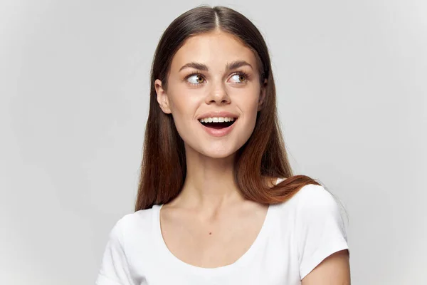 Mulher camiseta longa com boca aberta olha para o lado — Fotografia de Stock
