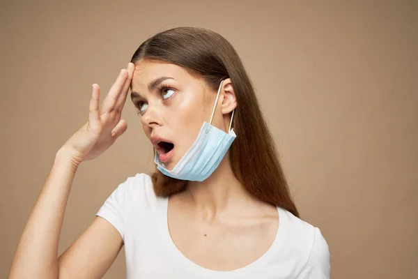 Chica con una máscara médica en la cara con la boca abierta — Foto de Stock