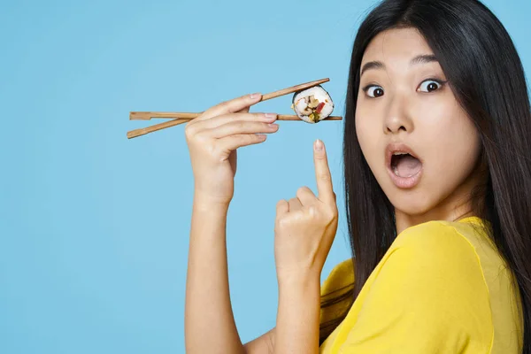 Женщина с палочками для еды суши роллы морепродукты азиатские — стоковое фото
