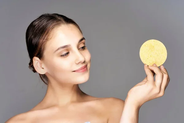 Mulher segurando ombros nus em mãos spa pele limpa — Fotografia de Stock