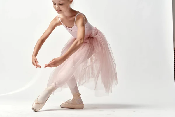 Κορίτσι μπαλαρίνα σε ροζ χορό κοστούμι μπαλέτο χορό pointe παπούτσια tutu φως φόντο μοντέλο — Φωτογραφία Αρχείου