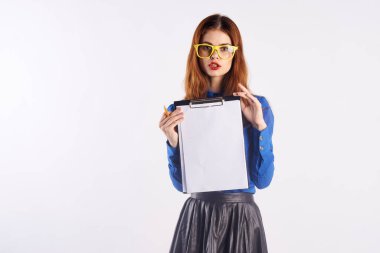 Bayan öğretmenlik eğitimi fen notları klasik takım elbise mavi gömlek gözlüklü kadın 