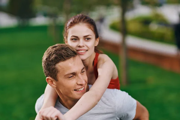 Femme sur le dos hommes à l'extérieur marcher style de vie amusant — Photo