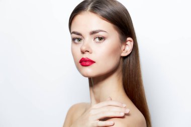 Leydi Çıplak Omuzlar kırmızı dudaklar berrak cilt spa tedavileri doğal görünüm 