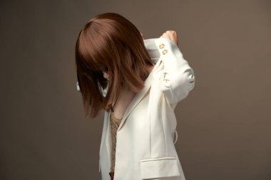 Akşamları zarif kız elleriyle jestler yapar.