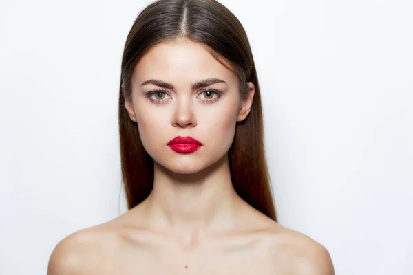 Lady Bare schouders kijken uit naar heldere huid spa behandelingen rode lippen — Stockfoto