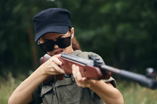 Kadın asker yeşil yaprakları hedef alıyor. — Stok fotoğraf