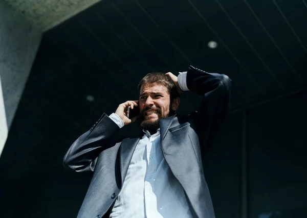 Geschäftsmann im Anzug telefoniert im Freien — Stockfoto