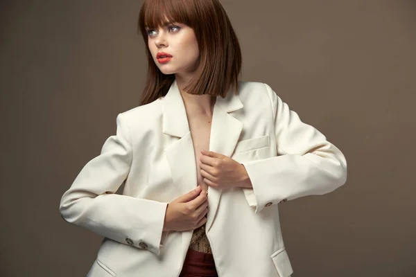 베이지 재킷을 입고 손으로 몸짓을 하는 섹시 한 모델 — 스톡 사진