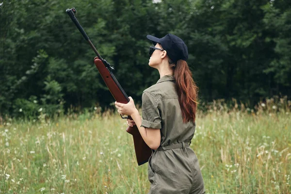 Mujer soldado Brazos en la mano, caza caminar el aire fresco aire fresco — Foto de Stock