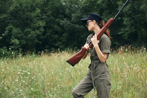 총을 든 여자 군인검은 모자 여행 — 스톡 사진