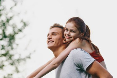 Arkadaki kadın erkek dışarıda eğlenceli bir hayat sürüyor.