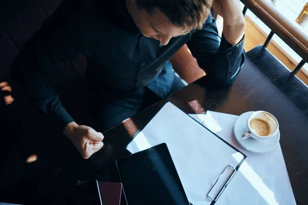 Uomo d'affari freelance che lavora in un caffè computer portatili comunicazione telefono camera modello manager — Foto Stock